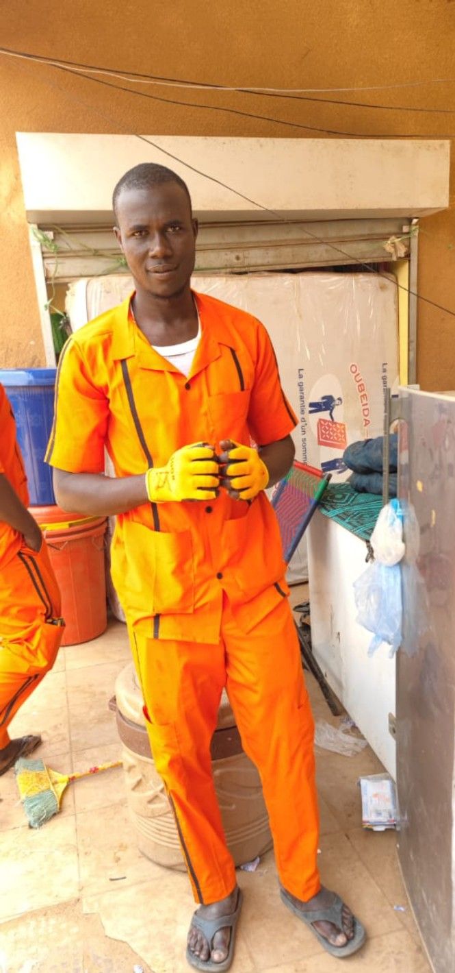 Technicien NICRESI en tenue orange et gants de travail
